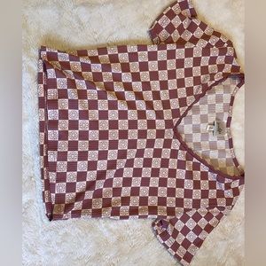 Patterned cropped top with a V-cut